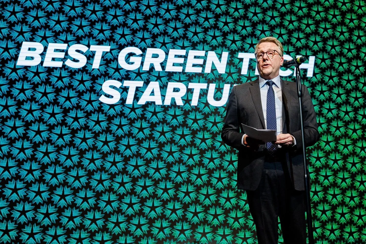 Minister Morten Bødskov on stage, presenting the Best Green Tech Startup award